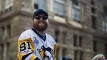 Penguins' Phil Kessel guest stars on poker pro's video blog