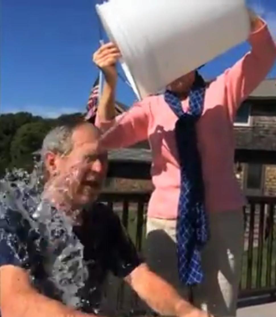 Poker Players Take Part in Ice Bucket Challenge
